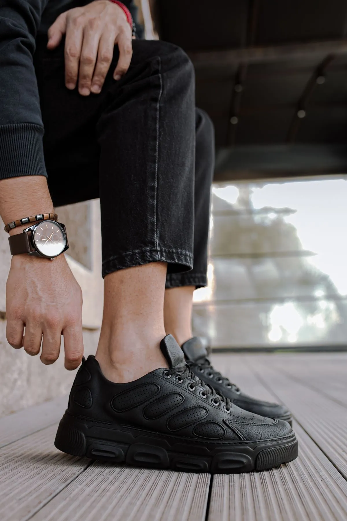 Triple Black Sneaker CH105